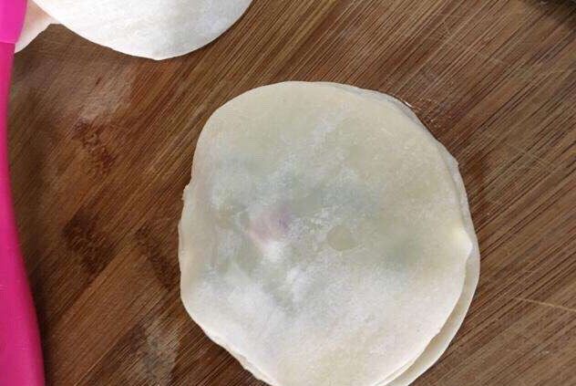 饺子皮葱油饼,上面放上一片饺子皮
