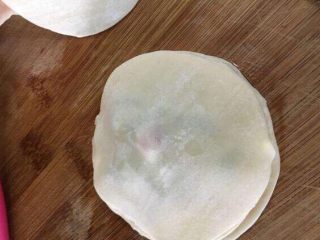 饺子皮葱油饼,刷油，撒上葱花，饺子皮一层层往上叠加