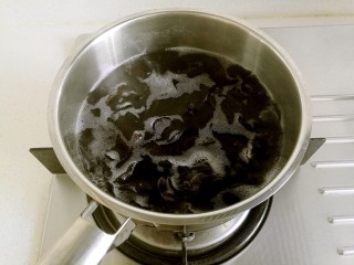 捞汁凉菜,锅中放水烧开，放入泡发好的木耳焯熟。