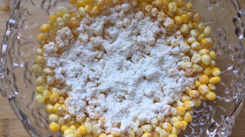 黄金玉米烙,在放玉米粒的碗中倒入适量干淀粉