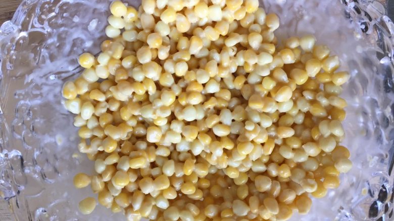 黄金玉米烙,把玉米粒，淀粉和鸡蛋搅拌均匀