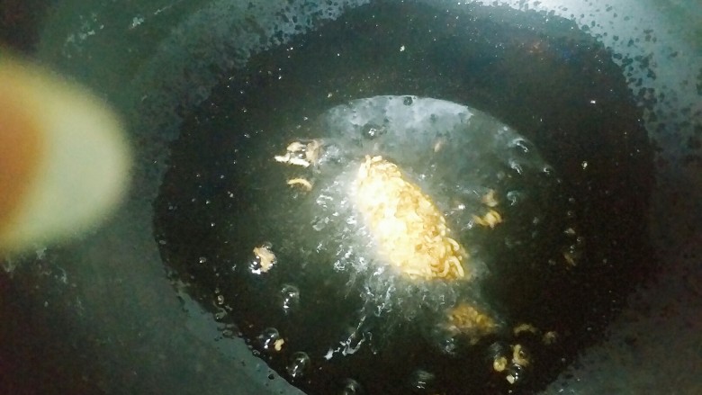 芝士泡面棒,二次入锅油炸，等外面那层炸至金黄即可出锅