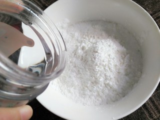 水晶虾饺,混合两种面粉，滴几滴食用油，加入200ml沸水