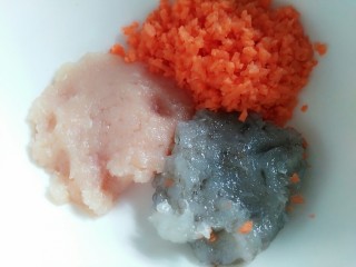 水晶虾饺,胡萝卜洗净去皮切碎，鸡肉、虾分别切碎