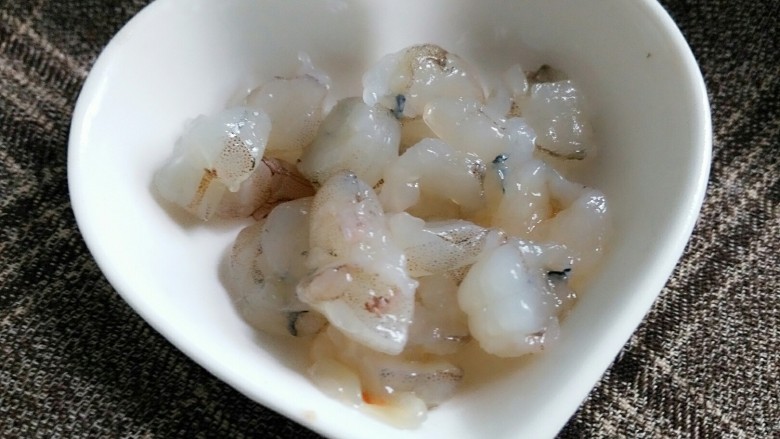 水晶虾饺,留三分之一虾切粒