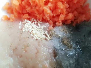 水晶虾饺,在馅料中加入适量盐、胡椒粉、鸡精、料酒、香油调味，加几滴柠檬汁去腥
