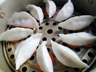 水晶虾饺,底部垫胡萝卜片，入蒸锅，大火上汽后转中火，蒸10分钟即可