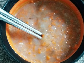 水晶虾饺,取出冰箱的馅料，加入虾粒搅拌均匀备用