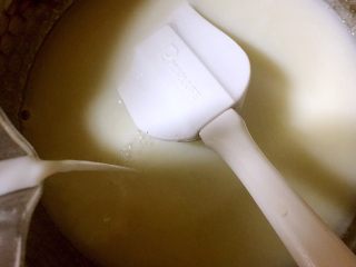 日式杏仁豆腐,将剩下的100cc牛奶倒入搅拌均匀、放置温凉