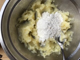 土豆泥煎饼,加入半碗面粉
