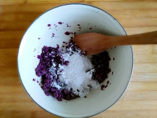 甜心三色糯米雪绒球,紫薯蒸熟压成泥加适量糯米粉，加少许水混合均匀无干粉（尽量柔软，不要太干）