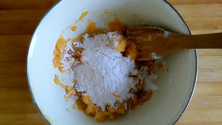 甜心三色糯米雪绒球,蒸熟的红薯压成泥加适量糯米粉混合均匀无干粉（同样到柔软程度）