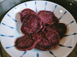 玫瑰花馒头,切好的紫薯上锅蒸熟。