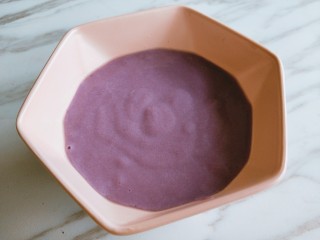 玫瑰花馒头,打成细腻的紫薯泥备用。