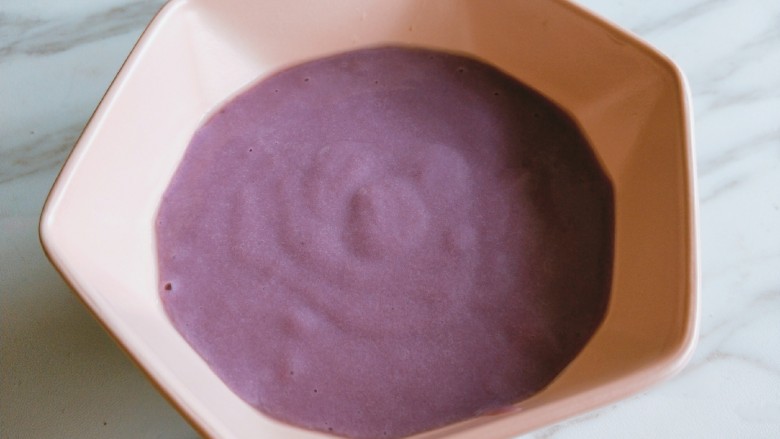 玫瑰花馒头,打成细腻的紫薯泥备用。