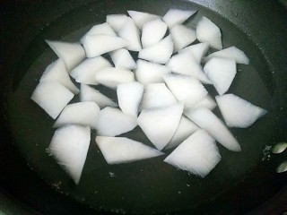 萝卜炖牛腩,锅里放入半锅水烧开，放入白萝卜煮5分钟