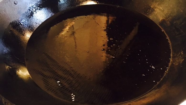 韭菜小圆子,开大火置锅，锅热后放入大量的油，当油的表面有波纹动时，改中小火，准备炸小丸子。