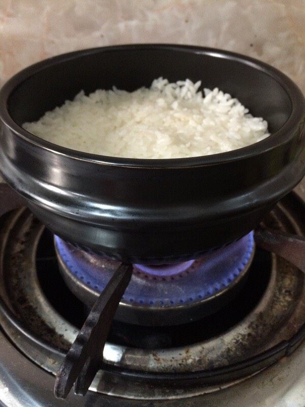 牛排石锅饭,把米饭放进石锅里，用小火烤制十分钟左右
