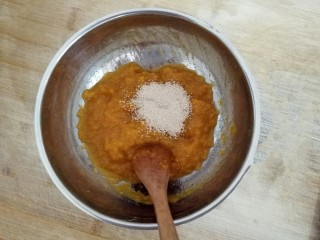 南瓜包子,﻿﻿不烫手时，放入1g酵母，搅拌均匀﻿﻿﻿﻿﻿﻿﻿﻿﻿﻿