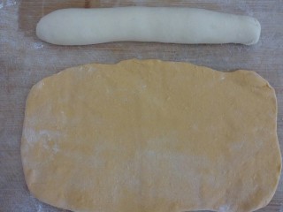 南瓜包子,﻿﻿刀板上撒些面粉，﻿把白面揉成长条﻿﻿﻿﻿，把南瓜面团擀成长方形﻿﻿﻿﻿