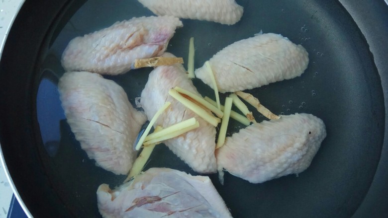 蒜香红烧鸡翅,鸡翅和生姜丝冷水下锅焯一下