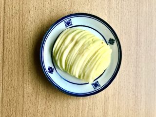 土豆苹果炖饭,半个苹果切片或者切丁都行，因为是要榨汁的，切小一点容易榨。（(⁎⁍̴̛ᴗ⁍̴̛⁎)早午餐用一个。）