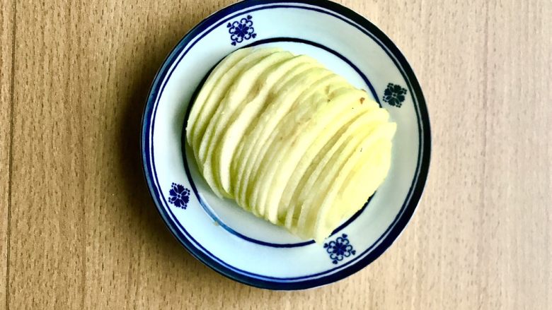 土豆苹果炖饭,半个苹果切片或者切丁都行，因为是要榨汁的，切小一点容易榨。（(⁎⁍̴̛ᴗ⁍̴̛⁎)早午餐用一个。）