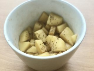 土豆苹果炖饭,锅里煮干第一次加热水后，可以来腌制土豆。用生抽，半调料勺的盐，五香粉混合土豆均匀后，腌制一分钟。