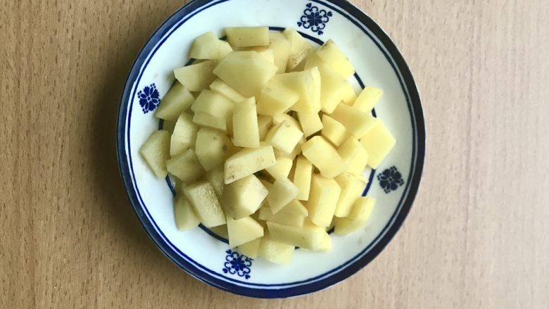 土豆苹果炖饭,土豆切丁。当午餐和晚餐可以切如图这么大，大概宽度1.5-1.8cm；早午餐尽量小一些，大约0.8cm的宽度。