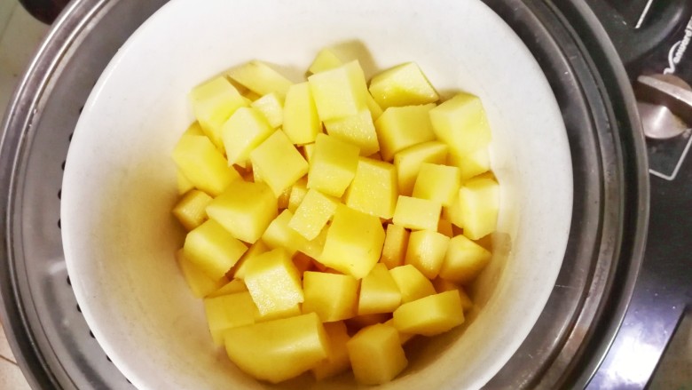 黄金土豆南瓜泥小饼,切好的土豆和南瓜放入蒸锅，蒸20分钟至熟透，