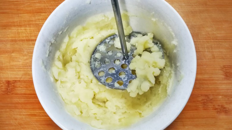 黄金土豆南瓜泥小饼,蒸好的土豆用压泥器或者勺子压成泥，尽量压的细腻一点，
