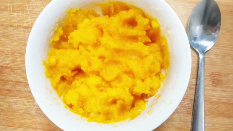 黄金土豆南瓜泥小饼,把土豆泥和南瓜泥混合到一个碗里，