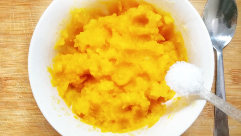 黄金土豆南瓜泥小饼,加入适量的糖粉，继续混合均匀，