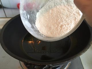 黄山烧饼,制作油酥：40g菜籽油倒入锅中烧热，倒入80g面粉中