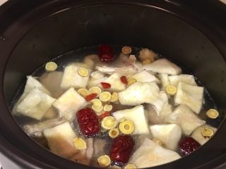 榴莲炖鸡汤,下锅 加水，莫过表面