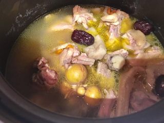 榴莲炖鸡汤,炖好出锅，撒些盐花，翻几下 溶化