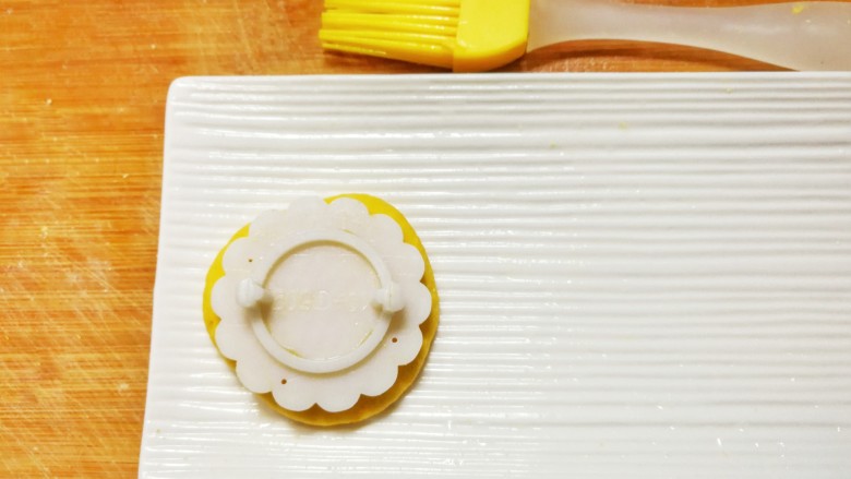 黄金土豆南瓜泥小饼,取一小块处理好的土豆南瓜泥，用模具压出花纹，