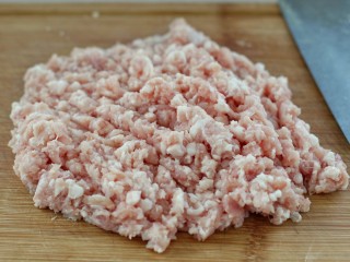 东北猪肉酸菜馅包子,利用面团发酵的时间来拌馅:猪肉洗净剁成肉馅