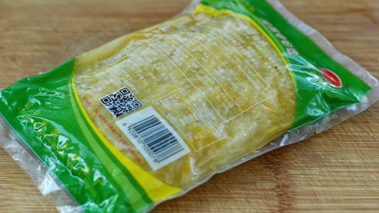 东北猪肉酸菜馅包子,自家腌制的酸菜要冬季才能吃到，所以现在用的是这种带包装外面买来的酸菜