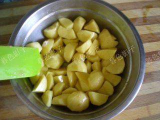 空气炸锅版焦香土豆块,放二勺植物油用刮刀拌均匀，空气炸锅做菜一定要抹油或者放油的。