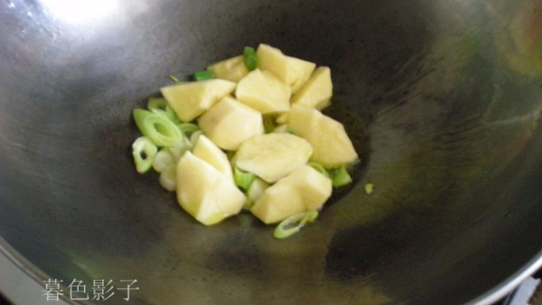 猪肉皮炖土豆,
油热先葱花炸锅，翻炒一下，放土豆块