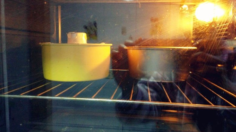 新手也能0失败——戚风蛋糕,入预热好的烤箱中下层，上下火135度烤40分钟左右。具体时间和温度要根据不同烤箱，酌情增加。一般八寸的我用135度烤70-80分钟左右可熟透