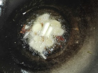倭瓜素馅饺子,在放入葱段，姜片。