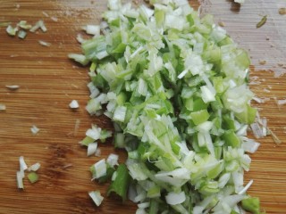 倭瓜素馅饺子,取葱的一部分剁碎备用，剩下的切断。