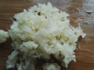 倭瓜素馅饺子,取姜的一部分剁碎备用，剩下的切片。