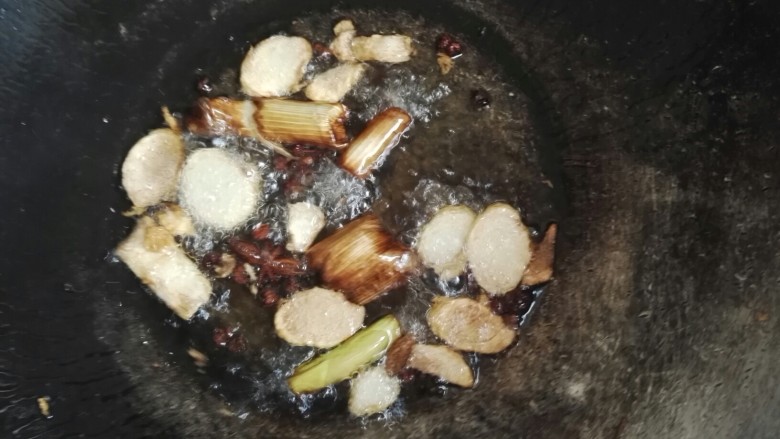 倭瓜素馅饺子,葱姜炸至金黄色，爆出香味关火，晾凉，把油控出。