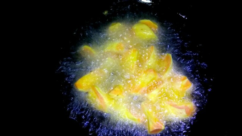 拔丝红薯,油八分热，放入红薯炸至焦黄