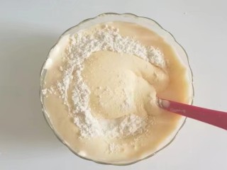 果味长崎纸杯蛋糕,将低粉和泡打粉混合过筛，然后分次加入蛋糊中翻拌均匀；