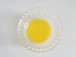果味长崎纸杯蛋糕,黄油隔热水溶化与牛奶混合均匀；