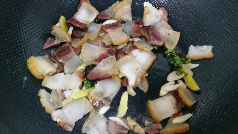 野松菌烧腊肉,先把腊肉的肥肉扁一下，我不吃肥肉，一般都是扁油出来